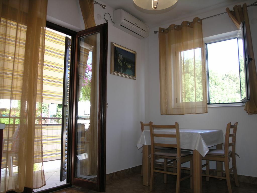 Apartments Rubinic Jelsa  Zimmer foto